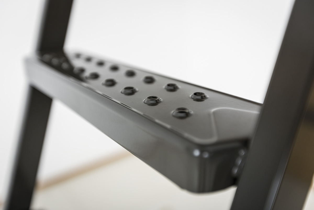 Антискользящая ступень чердачной лестницы 