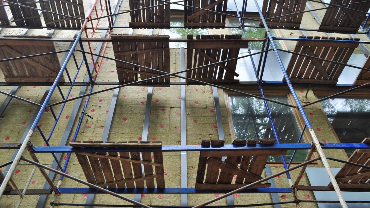 Металлическая подсистема ДНВФ с установленным утеплителем
