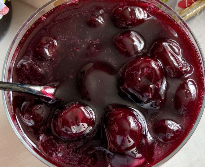 Что любит идеальное вишневое варенье: густое, рубиново-красное и вкусное. От чего зависит форма ягод, густота, цвет и вкус: 3 хитрости
