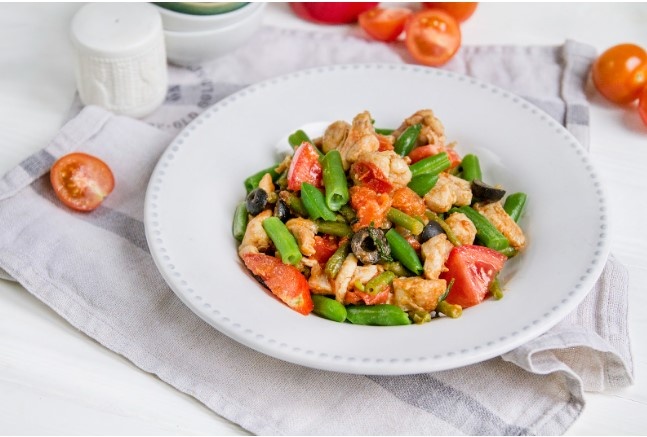 Цыплёнок по-гречески с овощным рагу, маслинами и стручковой фасолью