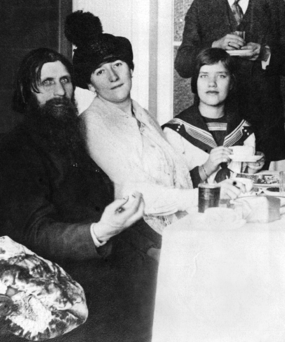 Матрёна Распутина (справа), Распутин и Юлия Ден (в центре) в 1914 году.