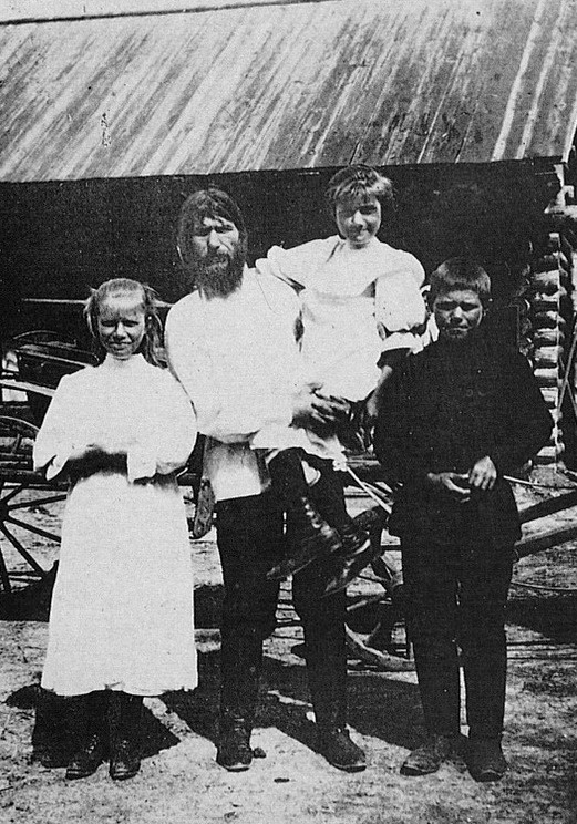 Распутин и трое его детей — Матрёна, Варвара и Дмитрий. Варвара умерла в Москве от тифа в 1925-м, a Дмитрий – в ссылке, в Салехарде в 1933-м