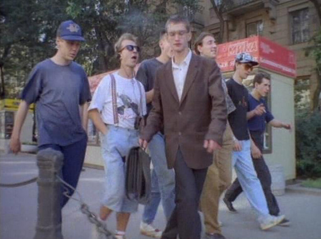 На фото: первая роль Константина Хабенского, комедия режиссера Владимира Зайкина «На кого Бог пошлет» 1994 г. Источник: kp.ru