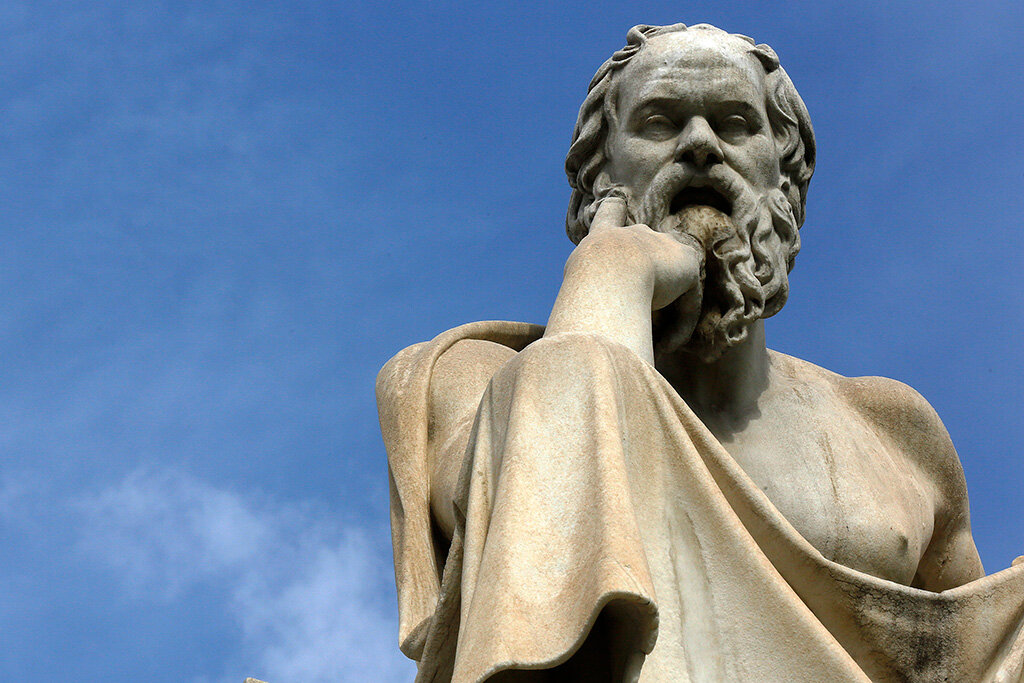Однажды Сократ вернулся домой после конференции учёного совета.  Супруга Ксантиппа встретила его гневной бранью по поводу маленького дохода философа.