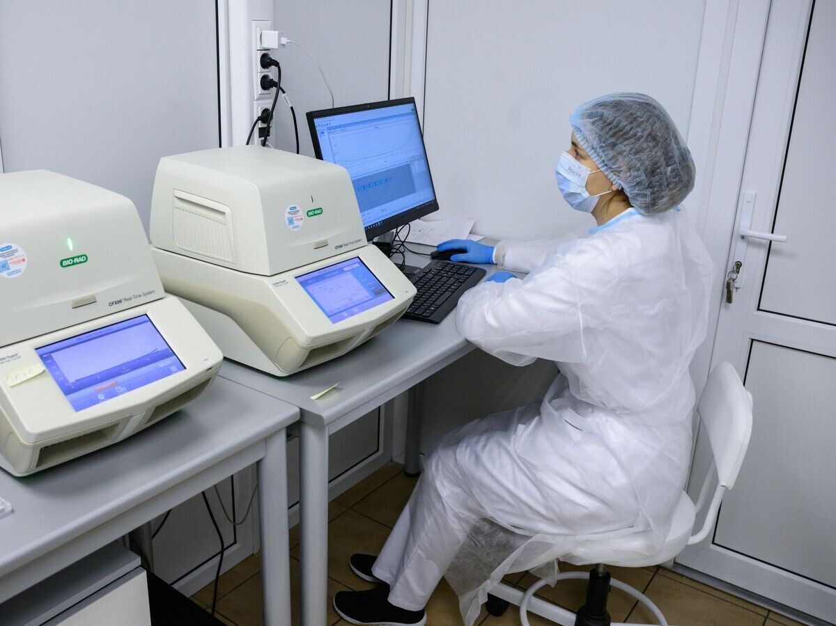    Сотрудник Диагностического центра лабораторных исследований Депздрава Москвы проводит пцр-исследование© РИА Новости / Илья Питалев