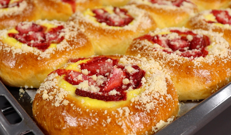Ватрушки с клубникой