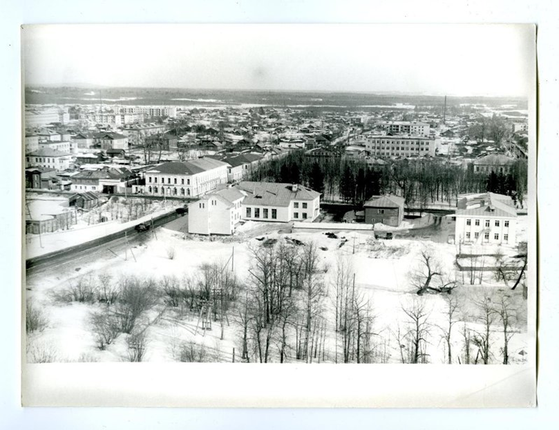 Рис. 1. Вид на пересечение улиц Гагарина и Пролетарская с Московской башни. Фотография, 1984 г. Автор К.С. Церковницкий. Из собраний ФГБУК «Кирилло-Белозерский историко-архитектурный и художественный музей-заповедник» (взято с сайта Госкаталог РФ)