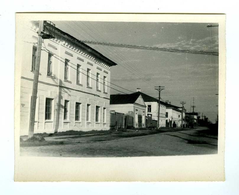Рис. 2. Улица Пролетарская. Фотография, 1963 г. Автор К.С. Церковницкий. Из собраний ФГБУК «Кирилло-Белозерский историко-архитектурный и художественный музей-заповедник» (взято с сайта Госкаталог РФ)