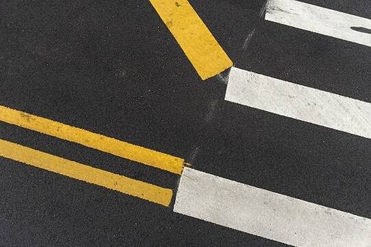    Рабочий закрасил двойную сплошную на дороге в Подмосковье: она мешала добираться до стройки коротким путем