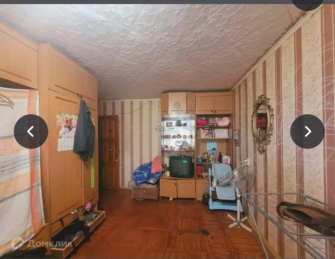 Комната 17 м2, сзади кадра большое окно.