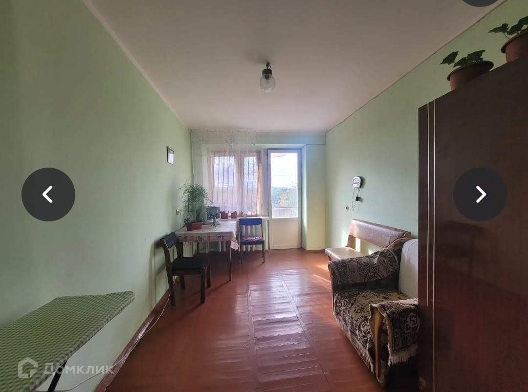 Эта комната примерно 14м2, но она общая для всех комнат с выходом на балкон. а Вторую комнату в объявлении вообще не выставляли.