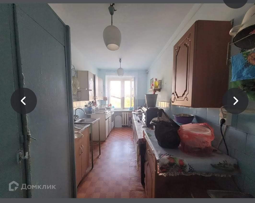 Общая кухня на 7 комнат, у каждого свой стол и эл.плита