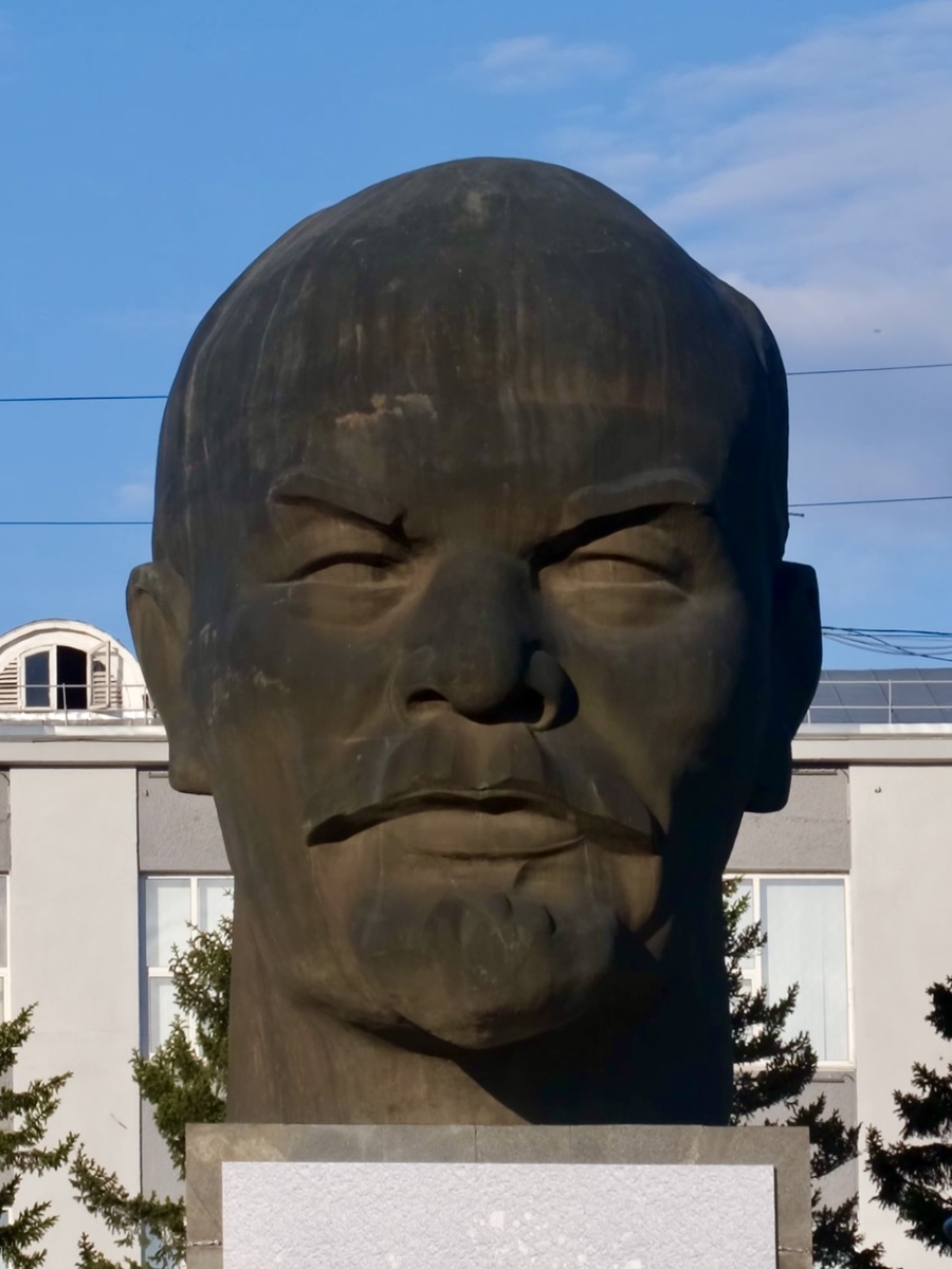 Скульптурное изваяние головы Владимира Ильича Ленина
