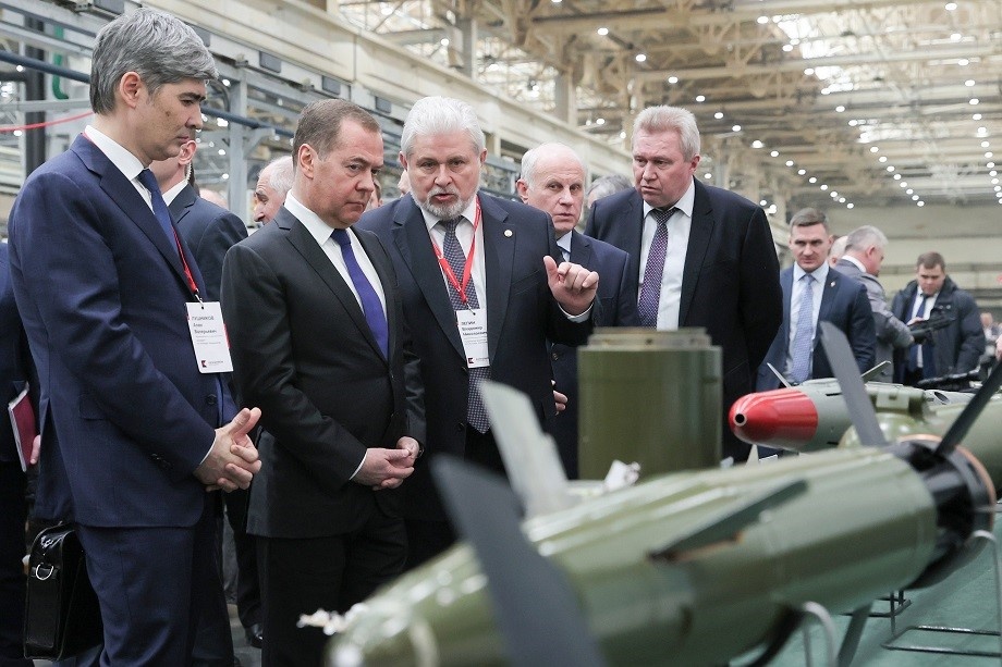 Президент концерна «Калашников» Алан Лушников, зампред Совбеза РФ Дмитрий Медведев и генеральный директор концерна Владимир Лепин (слева направо) во время посещения АО «Концерн "Калашников». | Фото: Екатерина Штукина/POOL/ТАСС