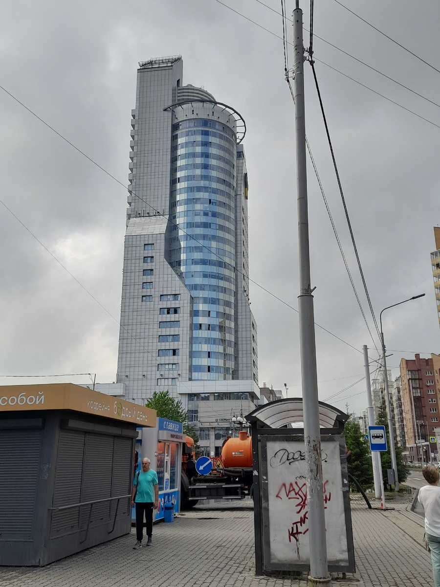 Фото автора. Устраняют море на перекрёстке