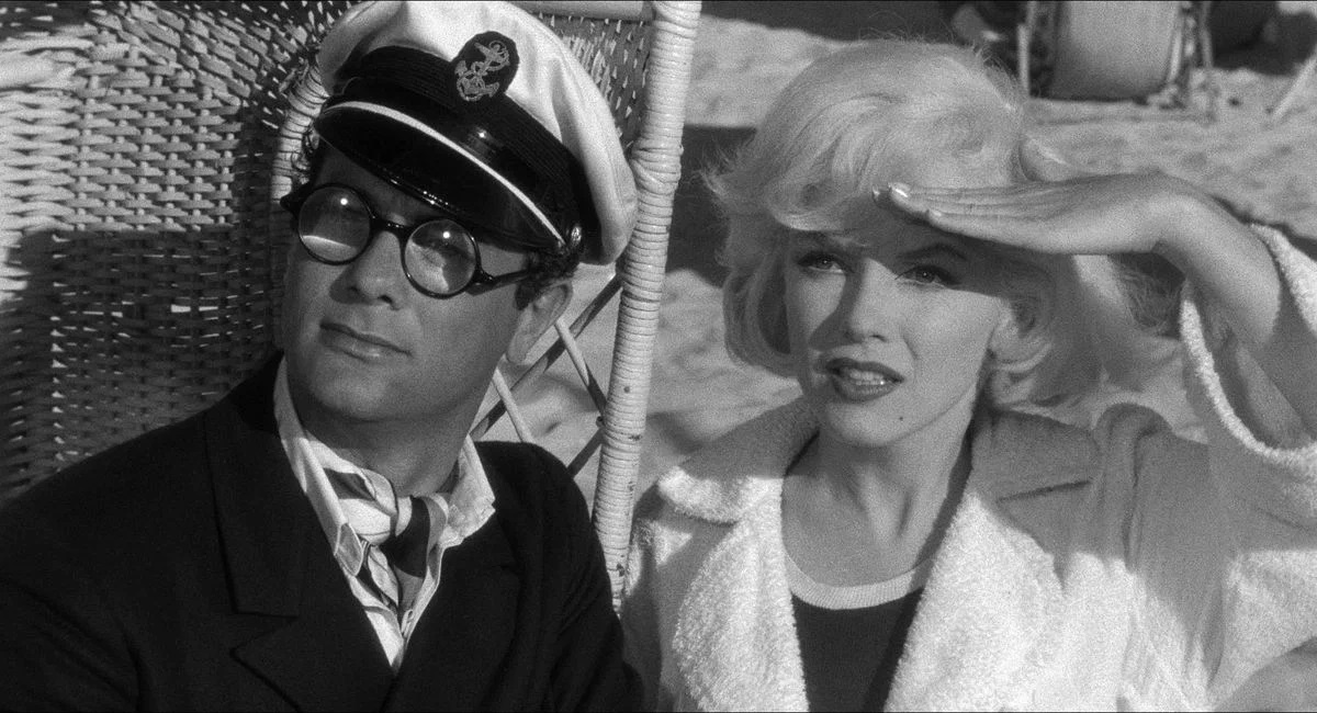 - А откуда у вас яхта? - Купил на кэшбек из Пятерочки...