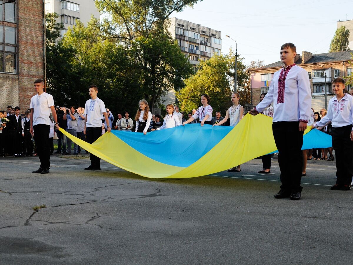    Ученики на торжественной линейке, посвященной Дню знаний в Киеве© РИА Новости / Александр Максименко