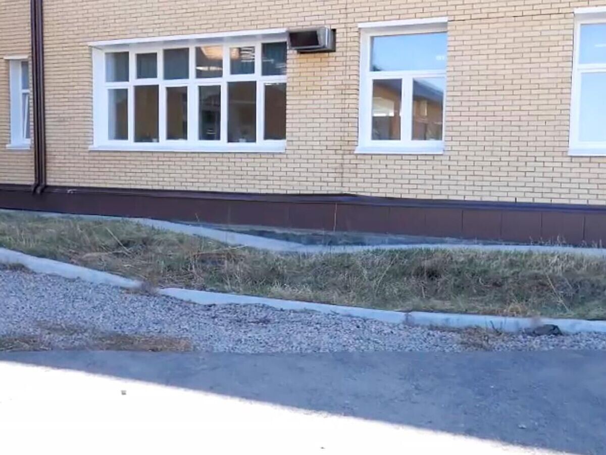    Провал грунта у здания Гурульбинской средней школы в Бурятии© Народный фронт| Республика Бурятия/ВКонтакте