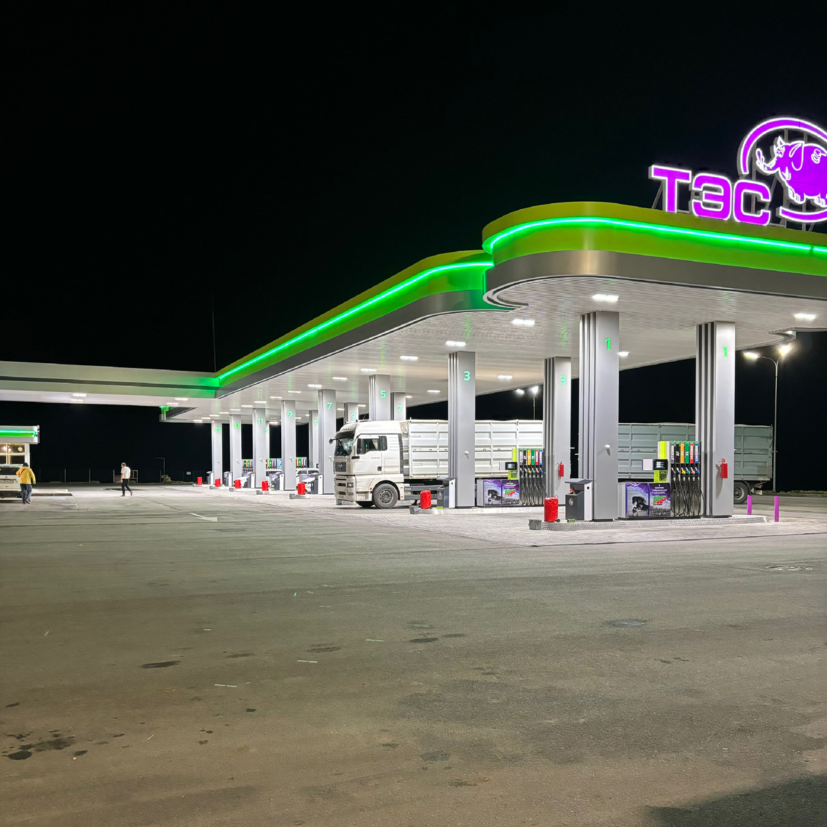 Огромные заправочные комплексы на трассе Таврида