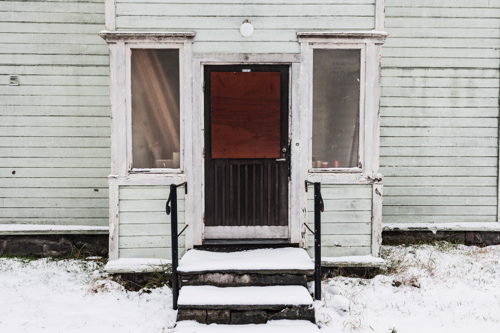Крыльцо частного дома в северном регионе зимой