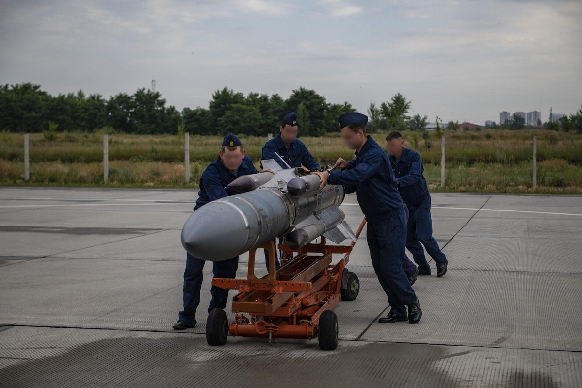 Техники транспортируют ракету на аэродроме базирования ВКС РФ в зоне СВО © Sputnik / Валентин Капустин