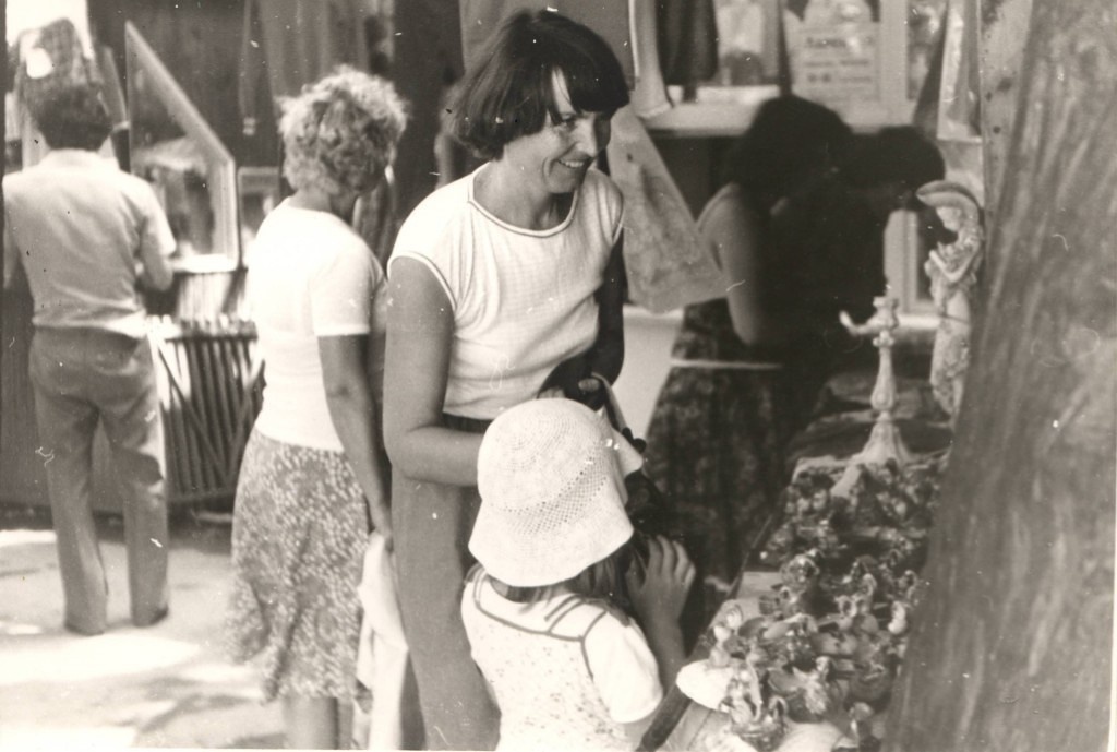 Раритетное фото 1983 года - я с мамой выбираю сувенир в Сухуме