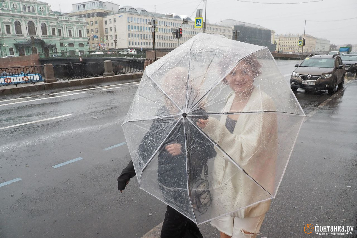 В Петербурге жара и яркое солнце сменилось прохладой и дождями. Читайте на  