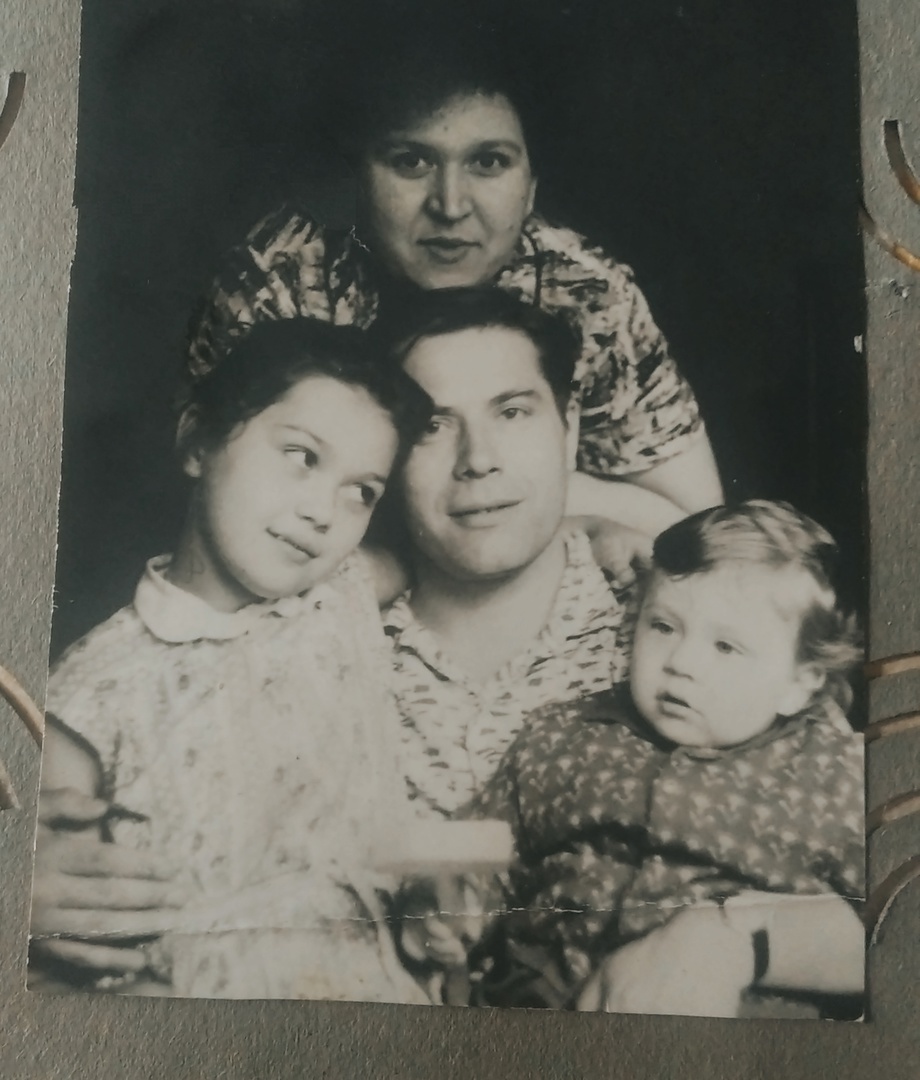 Семья в сборе, а мама всё о маке, о нём и о нём....