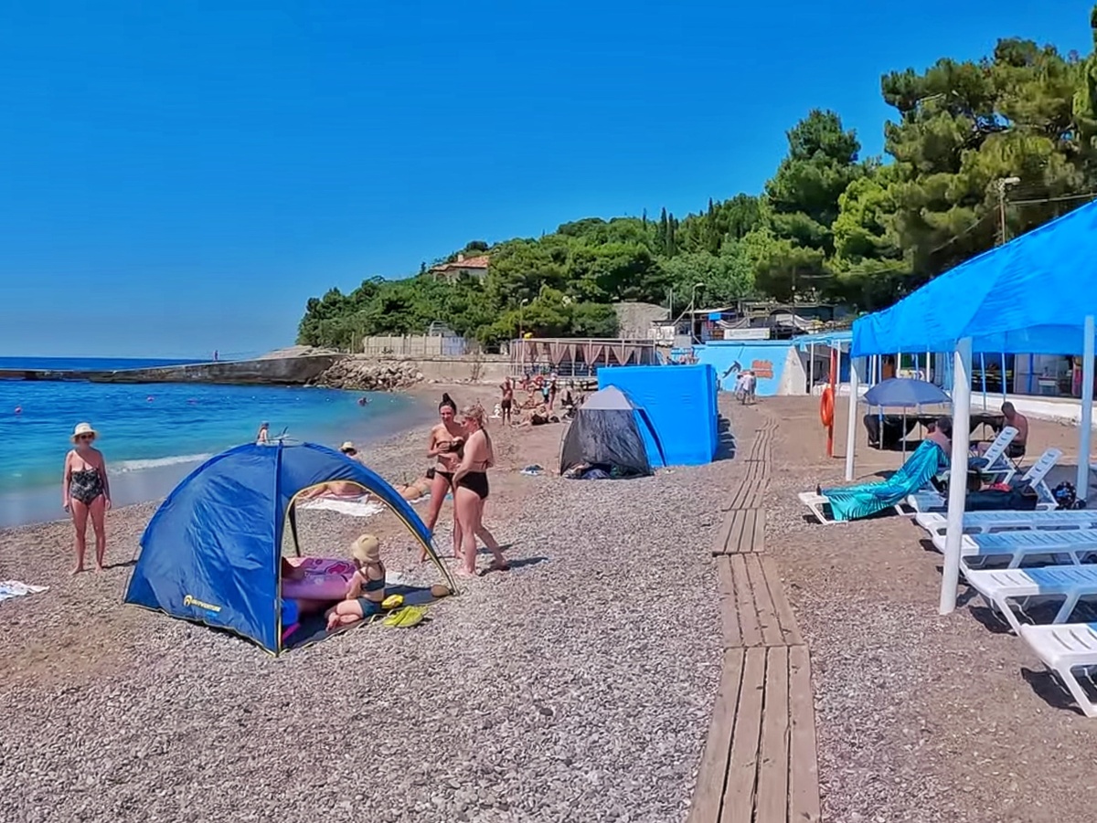 На фото: Общественный пляж в Кастрополе