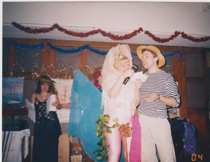 Толпа бушевала долго. Я успела прийти в себя, собрать все тексты и ноты, а народ всё не умолкал. Их восхищение достигло верхнего предела.