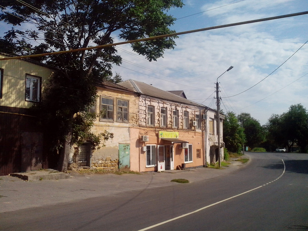 Бывшие торговые ряды возле железнодорожной станции.