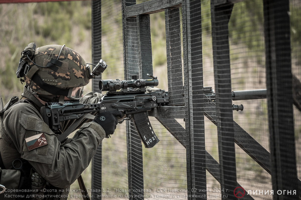 Стрелок на упражнении по практической стрельбе. Магазин от АК-12.