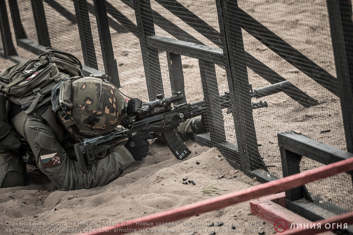 Стрелок упирается магазином в песок.