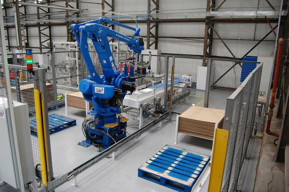 Крупный промышленный робот-манипулятор, выполняющий задачу паллетирования