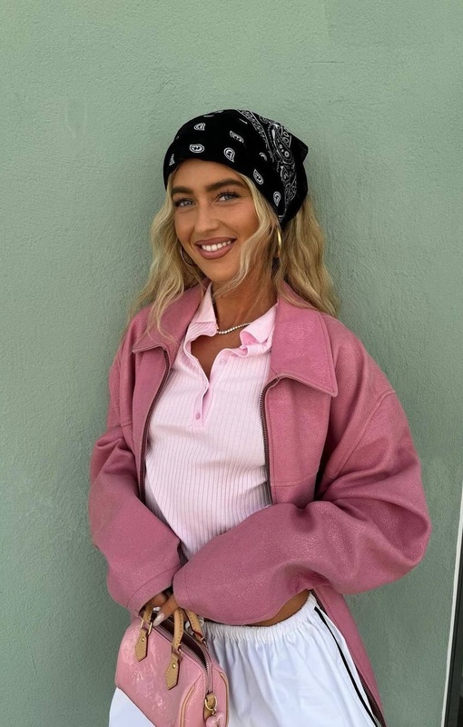 В жаркую погоду особенно важно выбирать правильную футболку, чтобы чувствовать себя комфортно и стильно