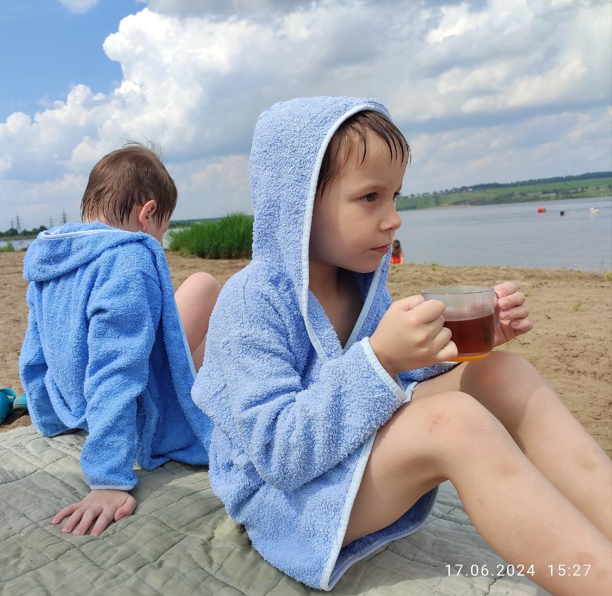 Паша и Вадюха с чаем