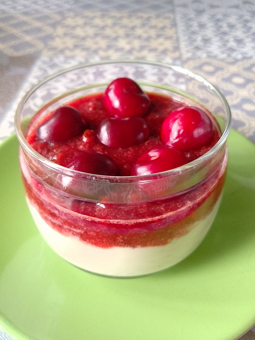 Ленивая овсянка с черешней