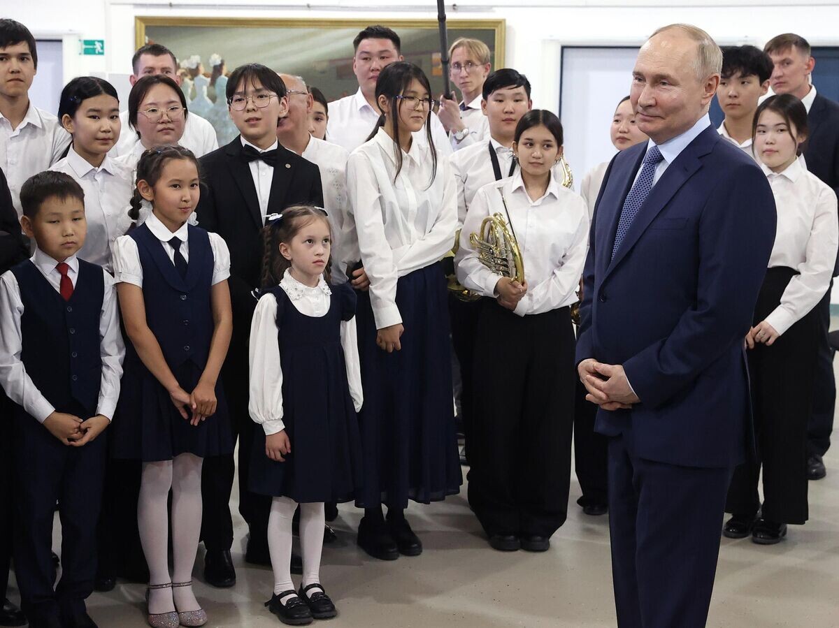    Президент РФ Владимир Путин во время посещения Высшей школы музыки Республики Саха (Якутия) имени В.А. Босикова в Якутске© РИА Новости / POOL