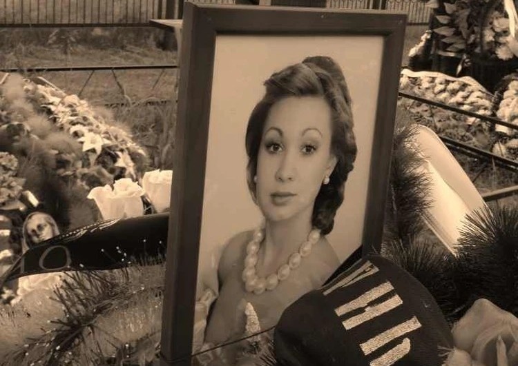 На могиле 22-летней Саши Лацо всегда живые цветы. До трагедии на Иртыше она планировала выйти замуж. Фото: соцсети