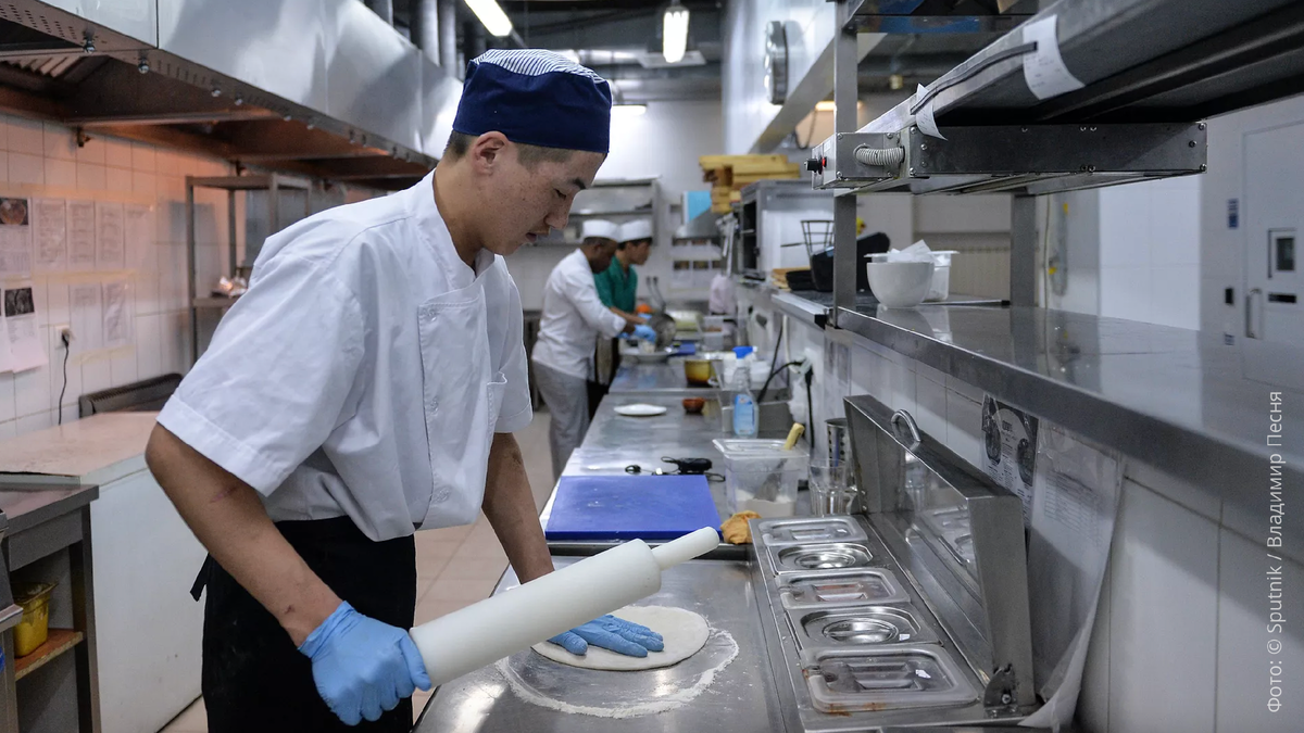 В последние дни после употребления готовых блюд из службы доставки с подозрением на ботулизм госпитализировано 149 человек из четырех регионов РФ.