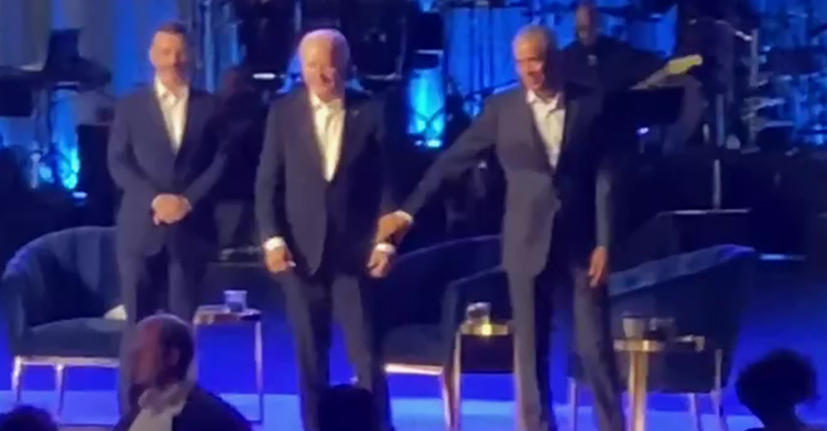 Джо Байден (по центру) и Барак Обама (справа)