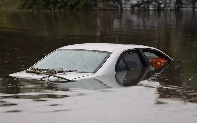 В ряде регионов России произошли наводнения, Москву накрыли обильные ливни, в результате которого пострадали автомобили. Это обернется тем, что на вторичном рынке появятся автомобили-«утопленники».