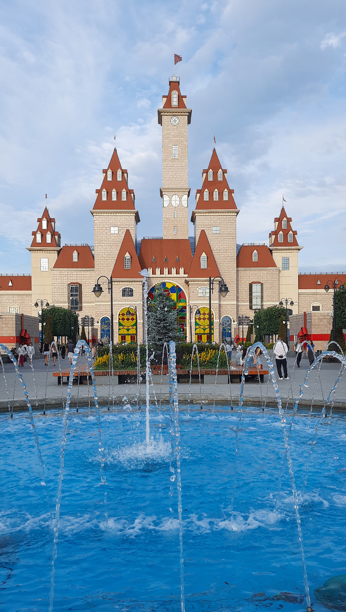 Обычный торговый центр с необычными фасадами и зонами отдыха