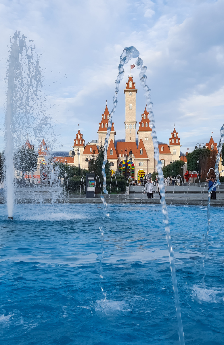 Фонтанов много