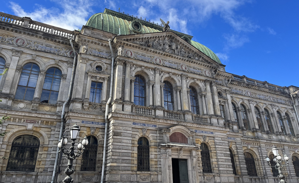 Здание музея Академии Штиглица спроектировал М. Е. Месмахер, первый директор Центрального училища технического рисования и профессор архитектуры. Фото автора.