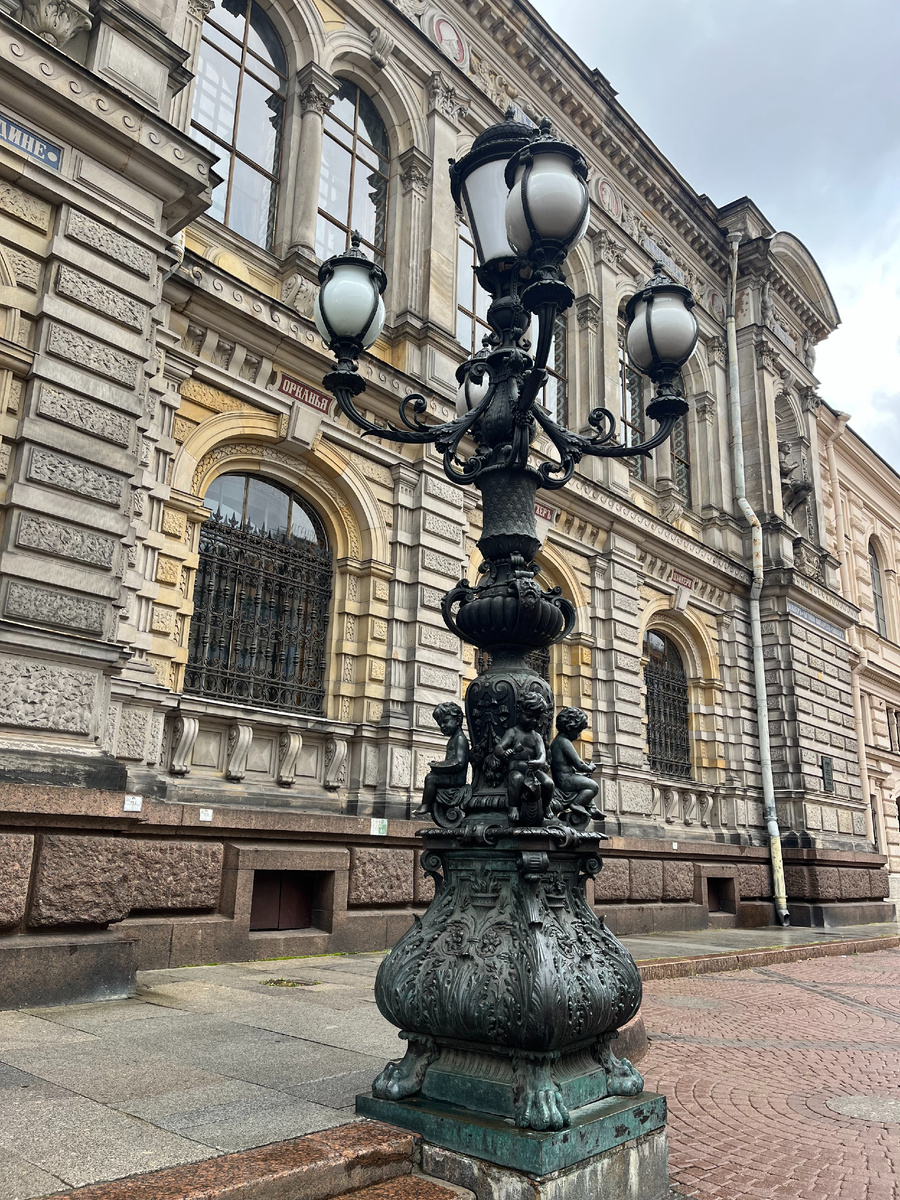 Бронзовый фонарь-торшер с путти. Всего у здания установлено 2 фонаря. Фото автора.