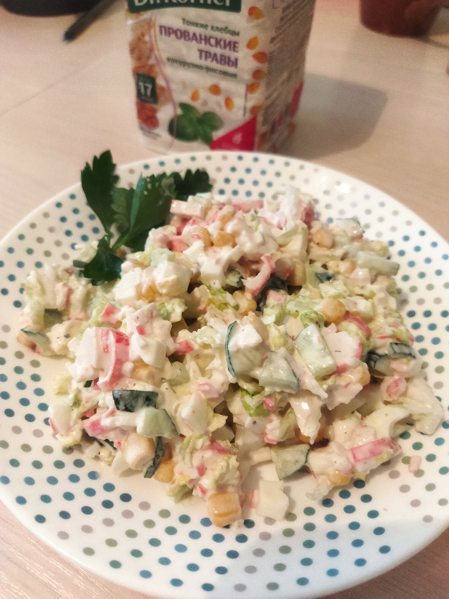 Очень вкусный крабовый салат с пекинской капустой, яйцом, кукурузой, огурцом и домашним майонезом. 
