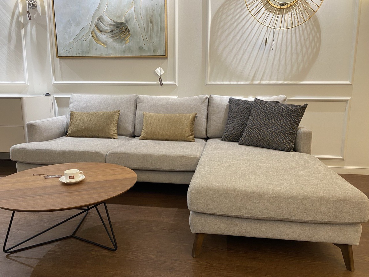 Экспозиция мебели в интерьерном салоне Blomer в Санкт-Петербурге