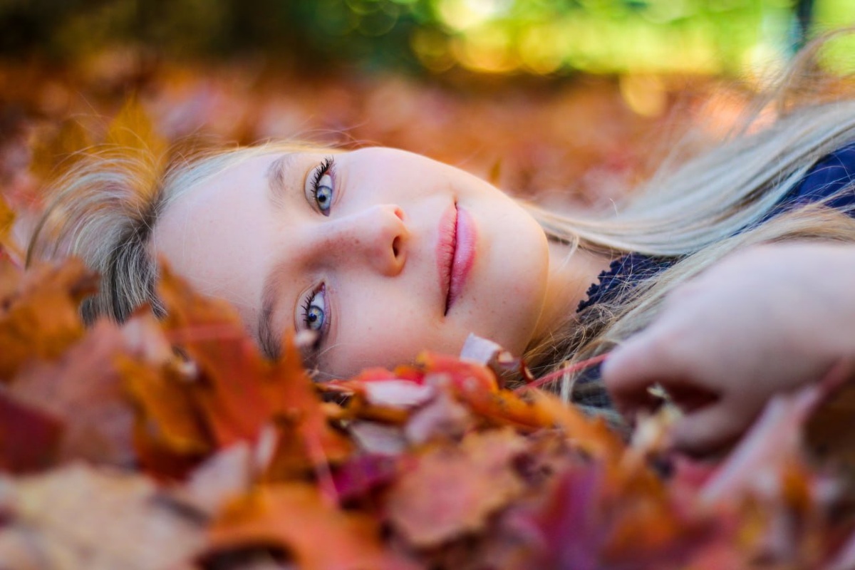 https://unsplash.com/photos/woman-wearing-blue-top-lying-on-dried-maple-leaves-during-daytime-photography-Tf7XSBKPLKg