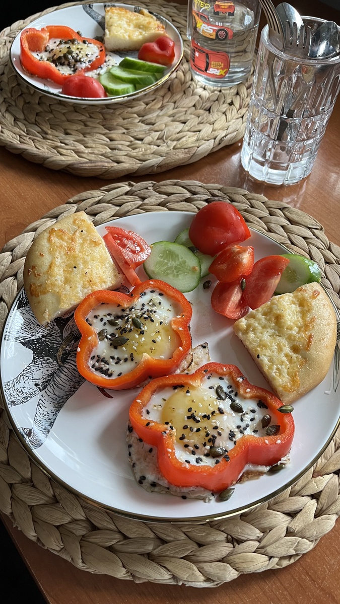 Я сегодня опробовала новую разновидность яичницы 🤗 мало того, что очень вкусно, так ещё и красиво!  Эстетично и приятно 🤗 когда-то под это дело покупала формочку сердечка.